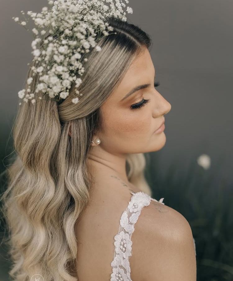 Noiva loira com flores no cabelo e ondas soltas