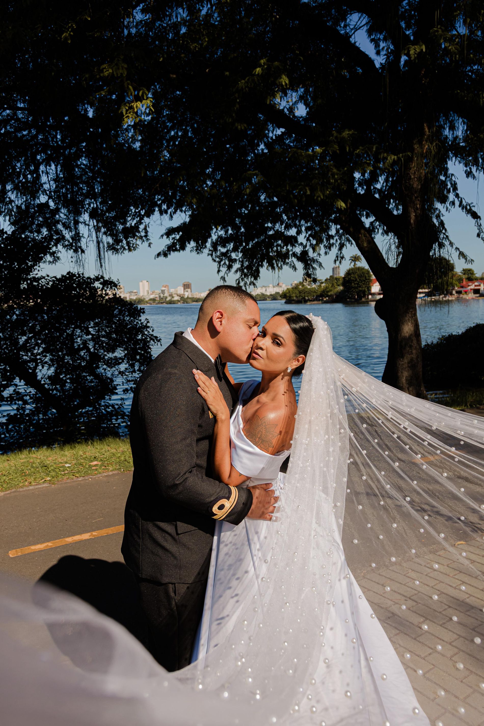 Noivos se beijando à beira da lagoa no Rio de Janeiro