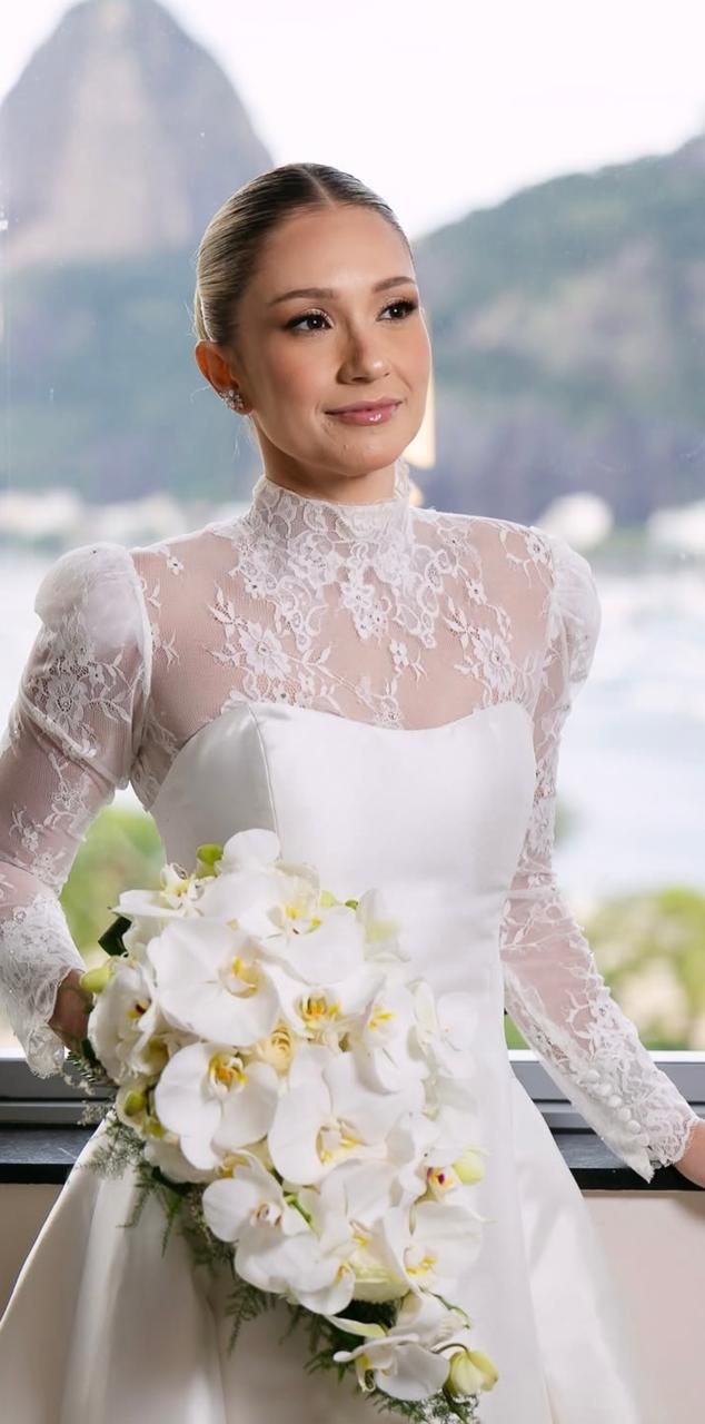 Noiva com buquê de orquídeas e o Pão de Açúcar ao fundo