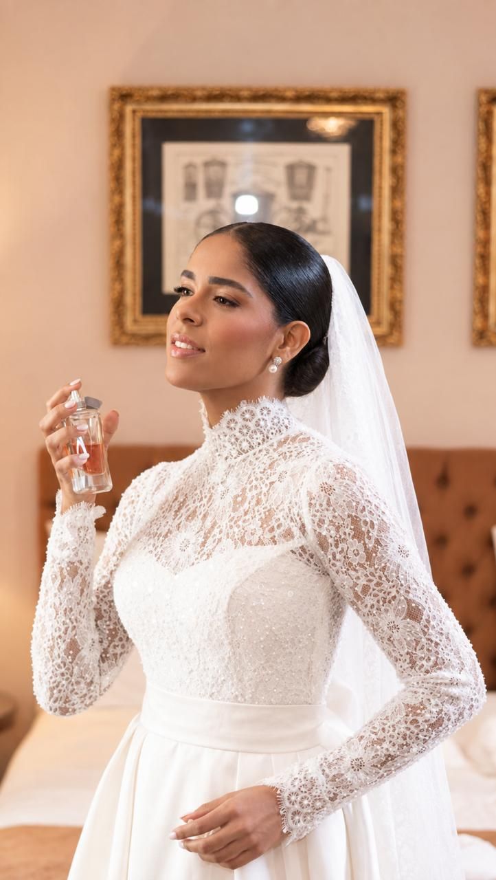 Noiva de vestido de renda com gola alta passando perfume